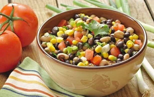如果您通过适当的营养减肥，饮食蔬菜沙拉可以包含在菜单中