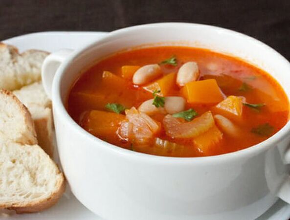 芹菜汤是健康饮食中的一道丰盛的减肥菜