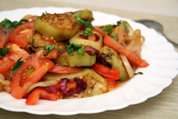 Maggi 饮食包括健康的蔬菜沙拉和煮茄子。