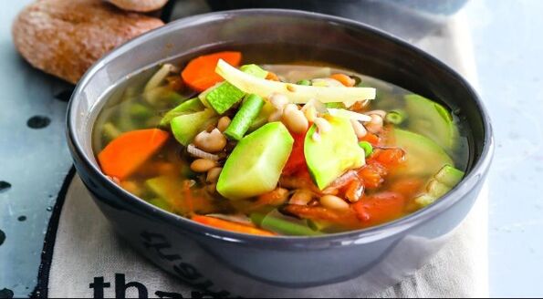 蔬菜汤 - Maggi 饮食菜单上简单的第一道菜