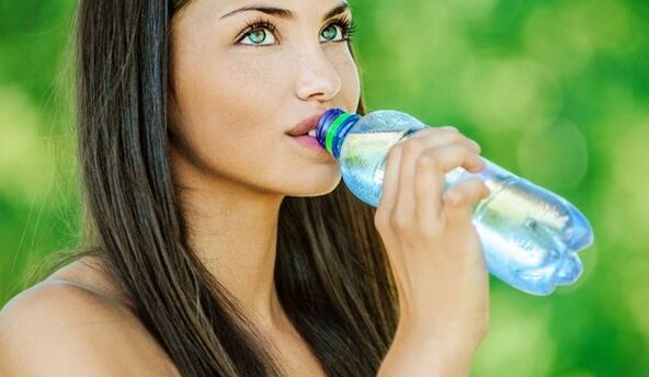 为了有效减肥，你需要喝足够的水。